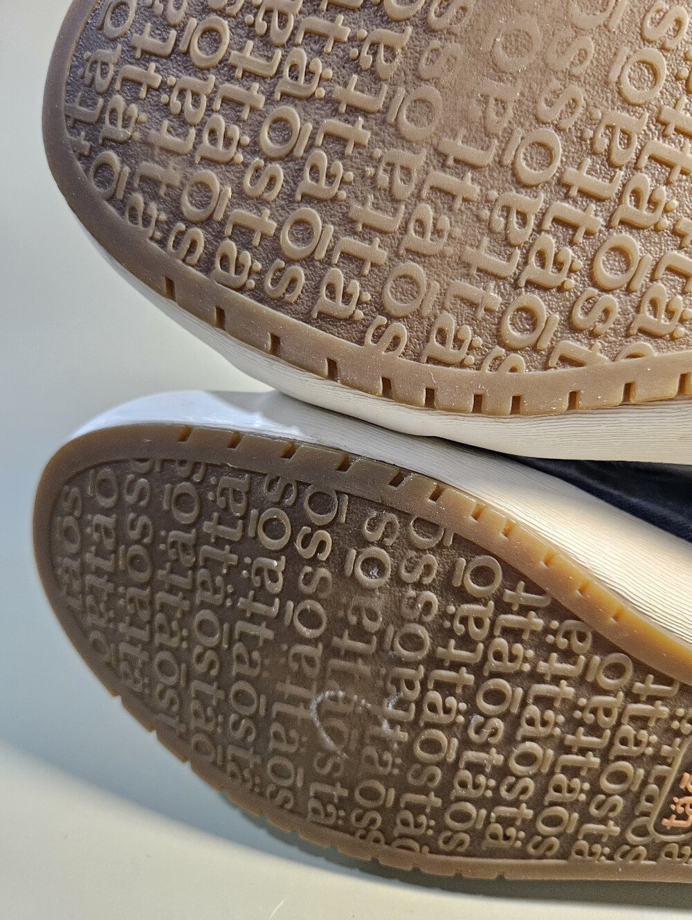 Taos Women Sneakers Good Used Condition. See Pics. 8.5 (Bin12) - Picture 9 of 11